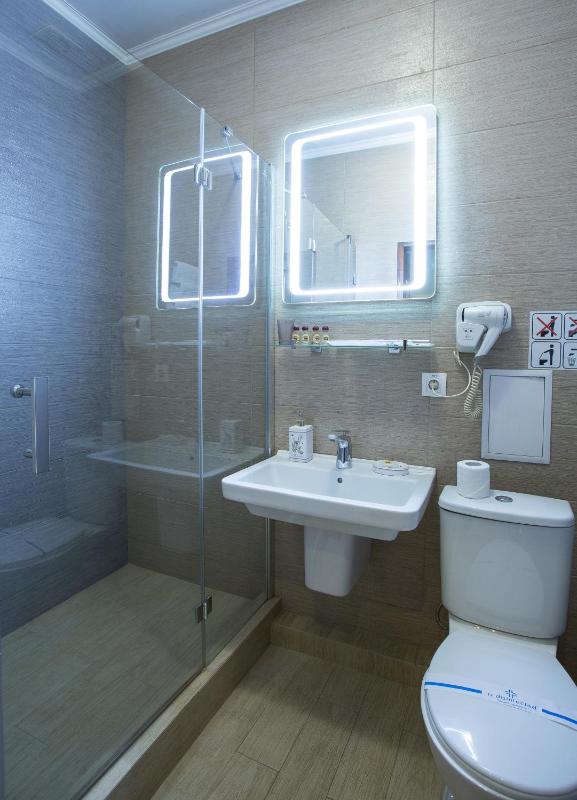Junior Suite with Spa Bath image 2