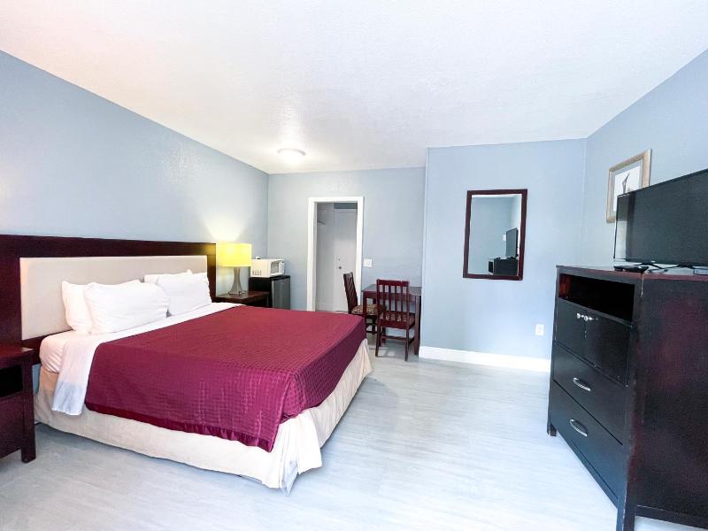 Deluxe Queen Room image 3