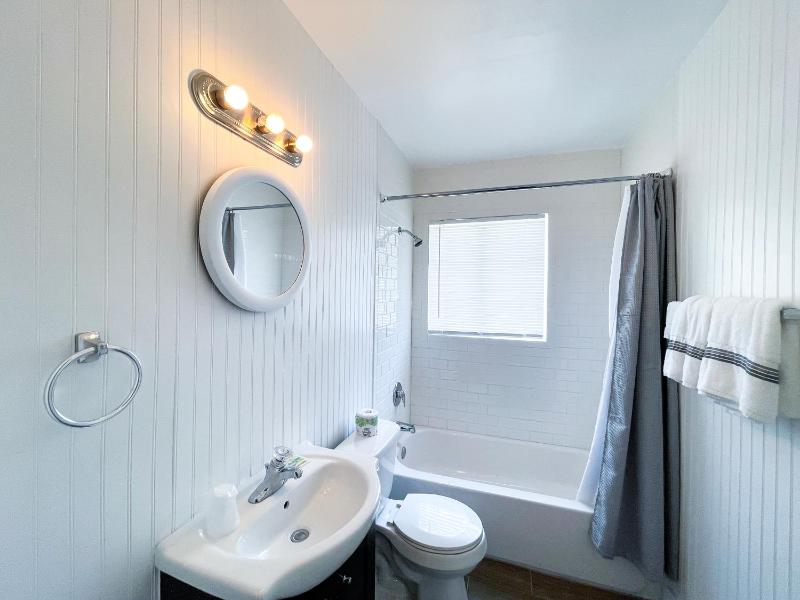 Deluxe Queen Suite image 3