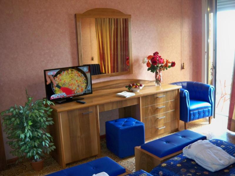 Double or Twin Room with Sea View image 3