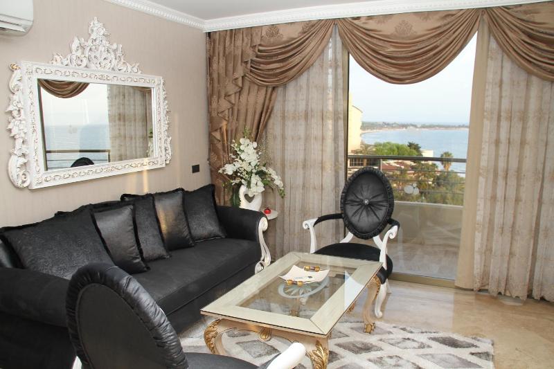 Double Room with Sea View image 4