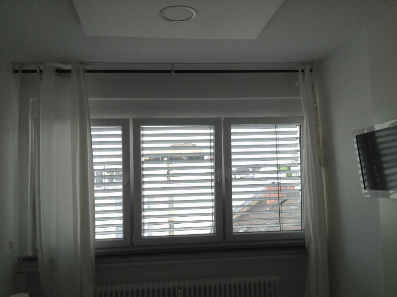 Single Room with Shared Toilet image 2