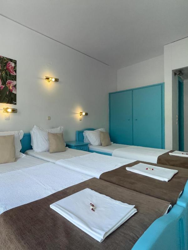 Triple Room with Balcony image 4