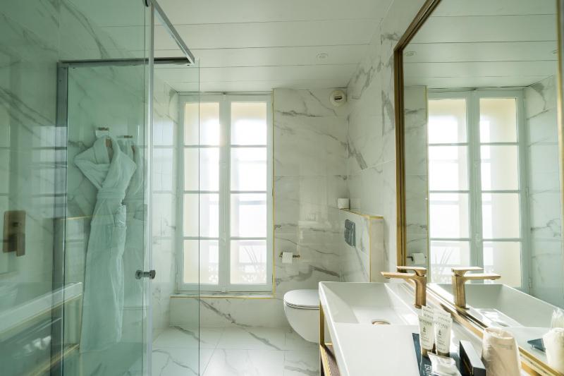 Deluxe King Room with View image 2