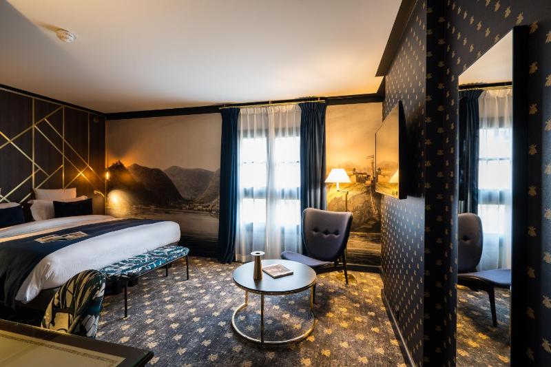 Superior King Room with Courtyard View image 3