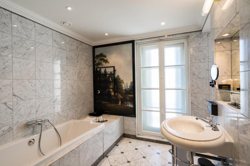 Junior King Suite with Courtyard View image 2