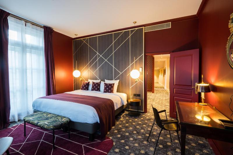 Junior King Suite with Courtyard View image 3