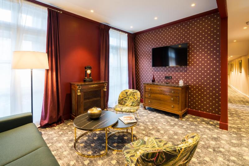Junior King Suite with Courtyard View image 4