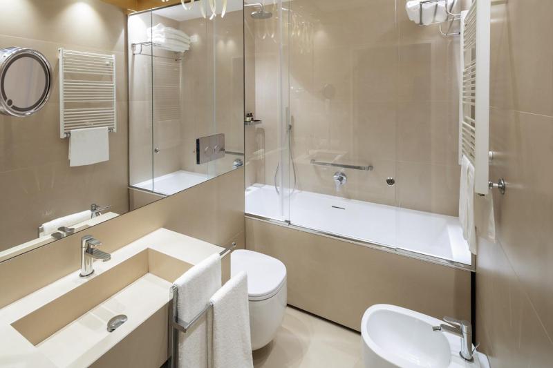 Premium Double or Twin Room with View image 4