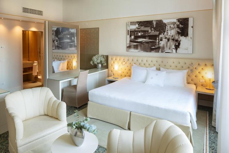 Junior Suite with View image 4