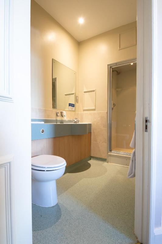 Standard Twin Room image 4