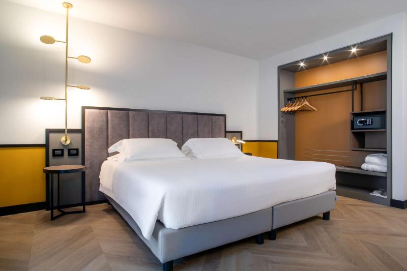 Deluxe Queen Room image 1