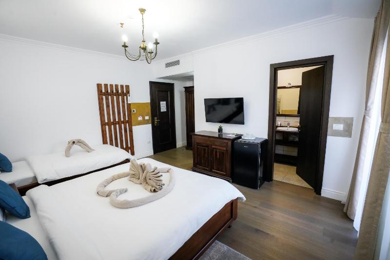Triple Room with Balcony image 1