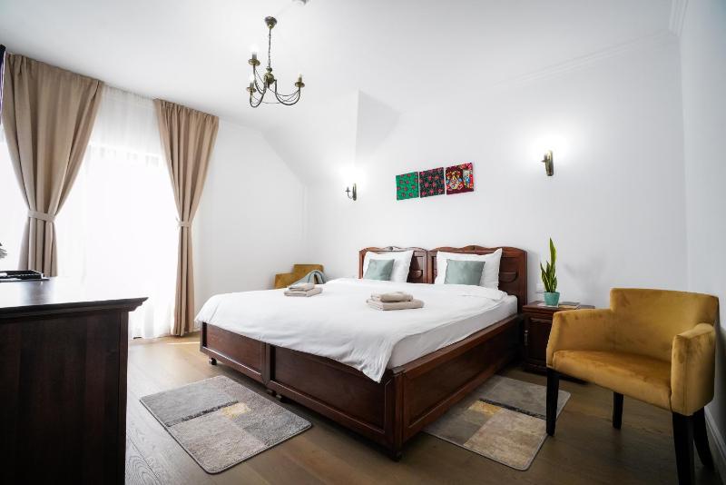 Deluxe King Room image 3