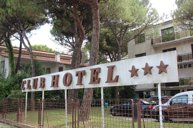 Club Hotel - image 27