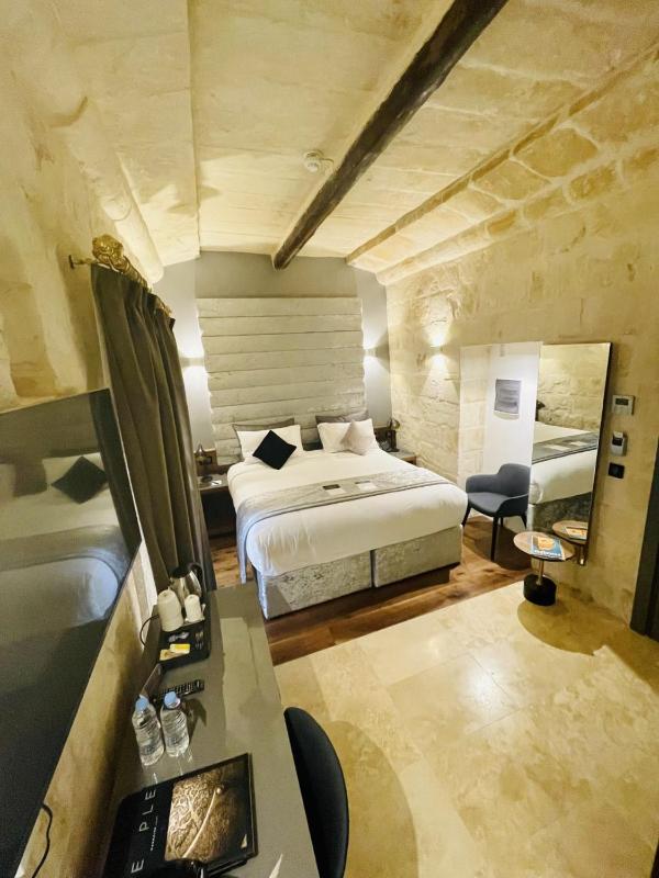 Classic Double or Twin Room image 3