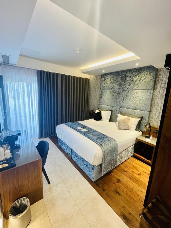 Superior Double or Twin with Terrace and Garden View Ground Floor image 4