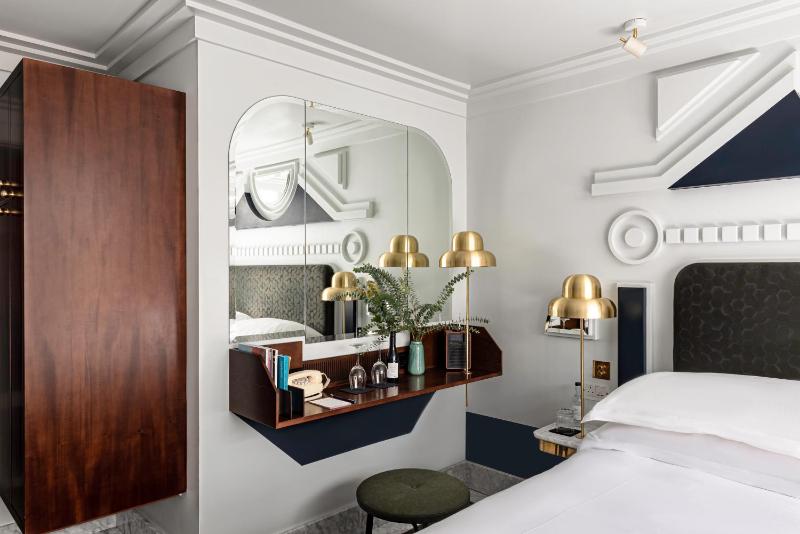 Superior King Room image 3