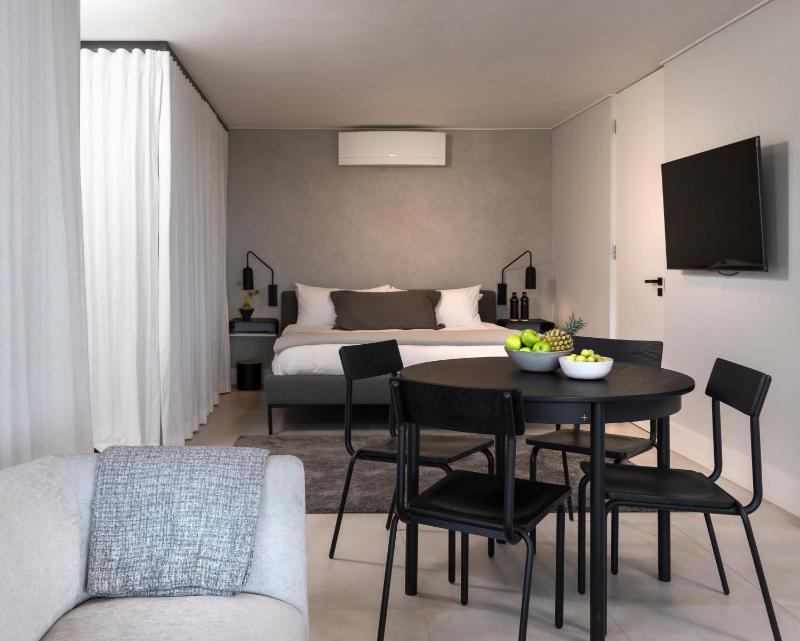 Deluxe Double Room with Balcony and Sea View image 3