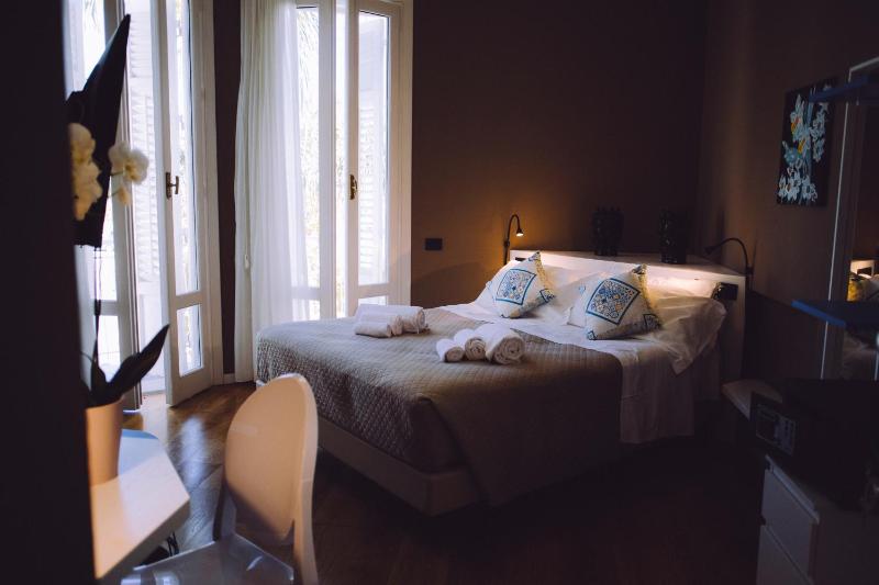 Double Room with Sea View image 2