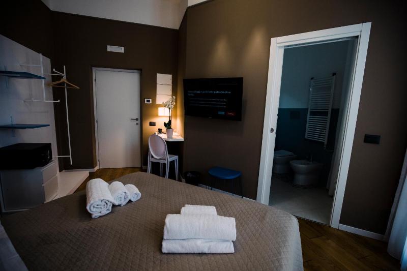 Double Room with Sea View image 4