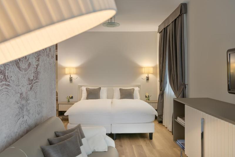 Deluxe Double or Twin Room with Lake View image 3