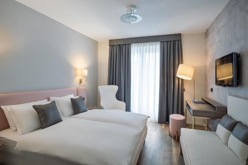 Deluxe Double or Twin Room with Lake View image 2
