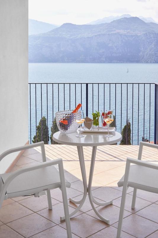 Deluxe Double or Twin Room with Lake View image 4