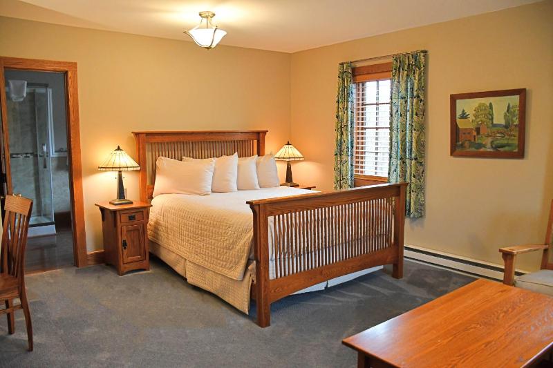 Deluxe Queen Room image 4
