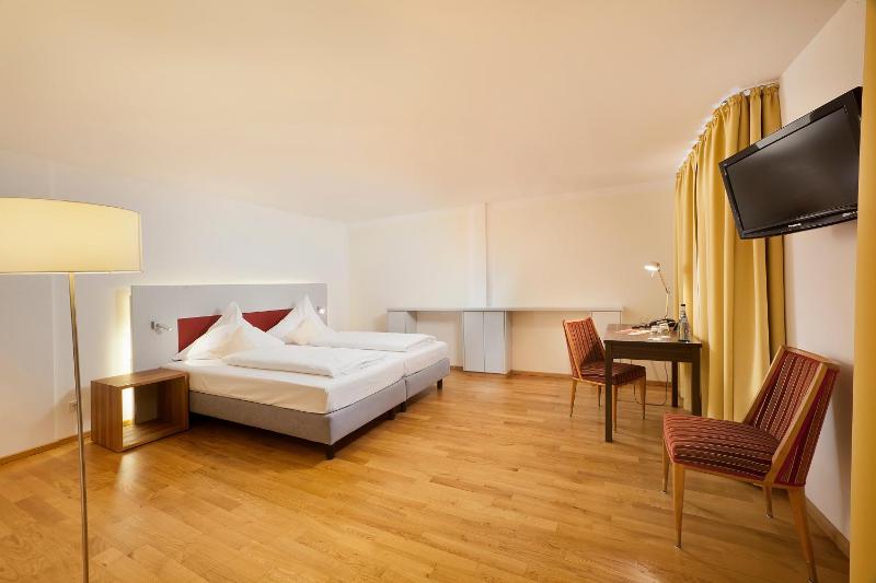 Double Room image 3