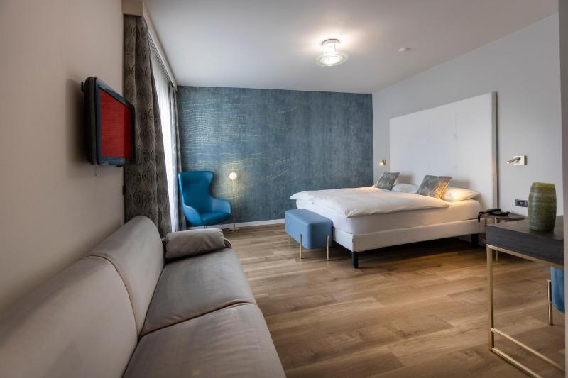 Executive Room with Balcony and Lateral Lake View image 4