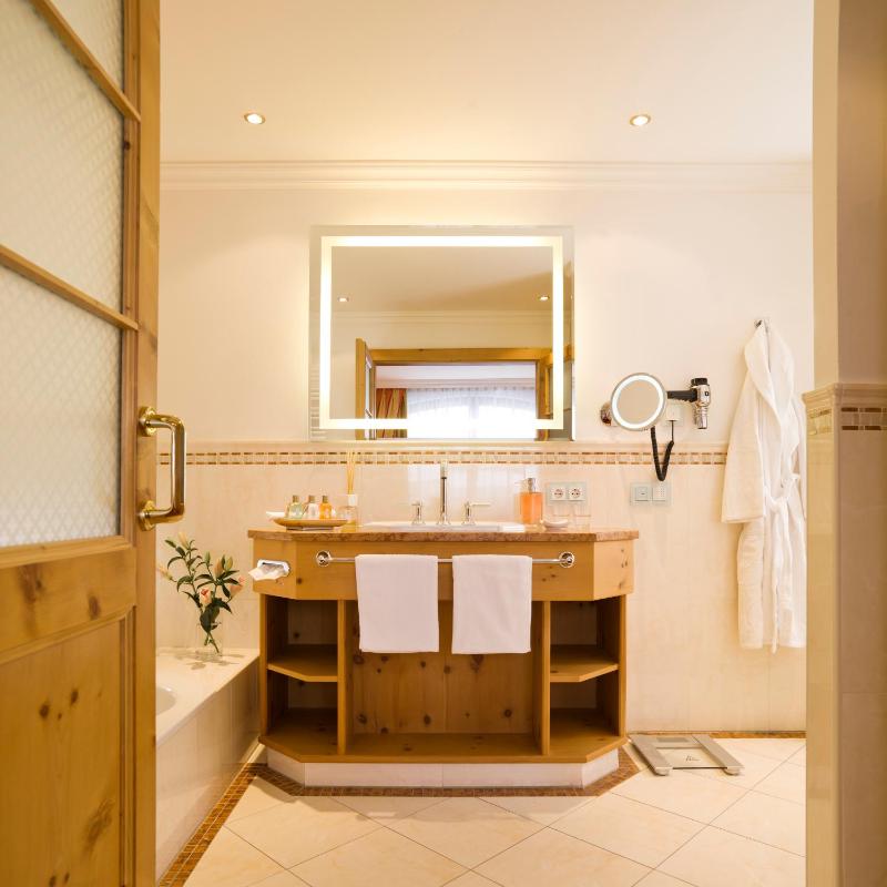 Junior Suite with Balcony image 3