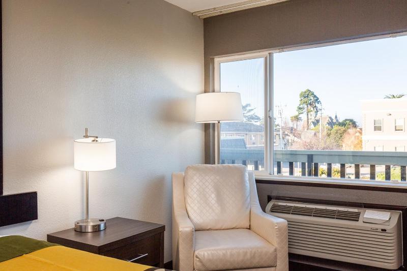King Room - Non-Smoking image 2
