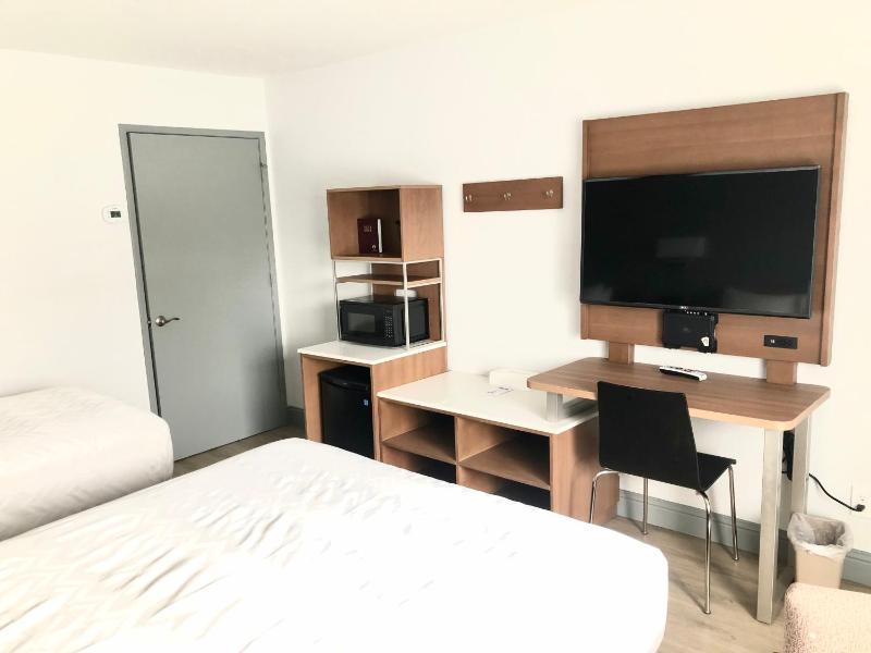 Queen Room with Two Single Beds - Mobility Accessible/Non-Smoking image 2
