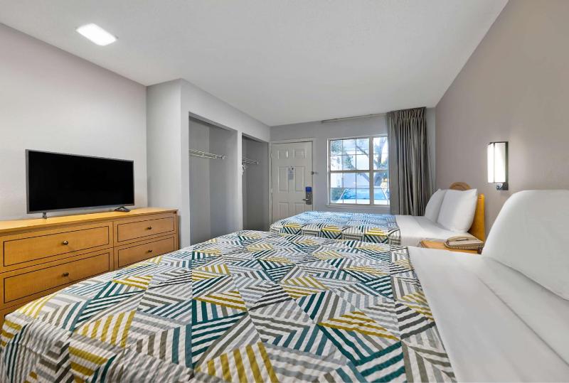 Queen Room with Two Queen Beds - Non-Smoking image 3