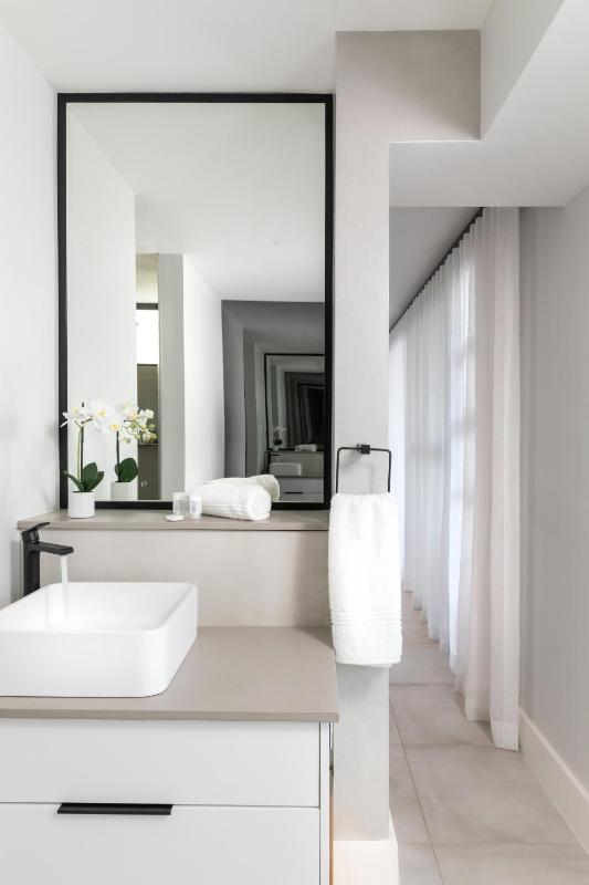 Deluxe Double Room with Bath image 2