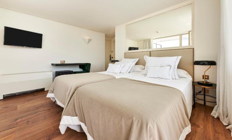 Double or Twin Room with Front Sea View and Balcony image 4