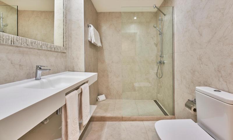 Double or Twin Room with Front Sea View and Balcony image 1