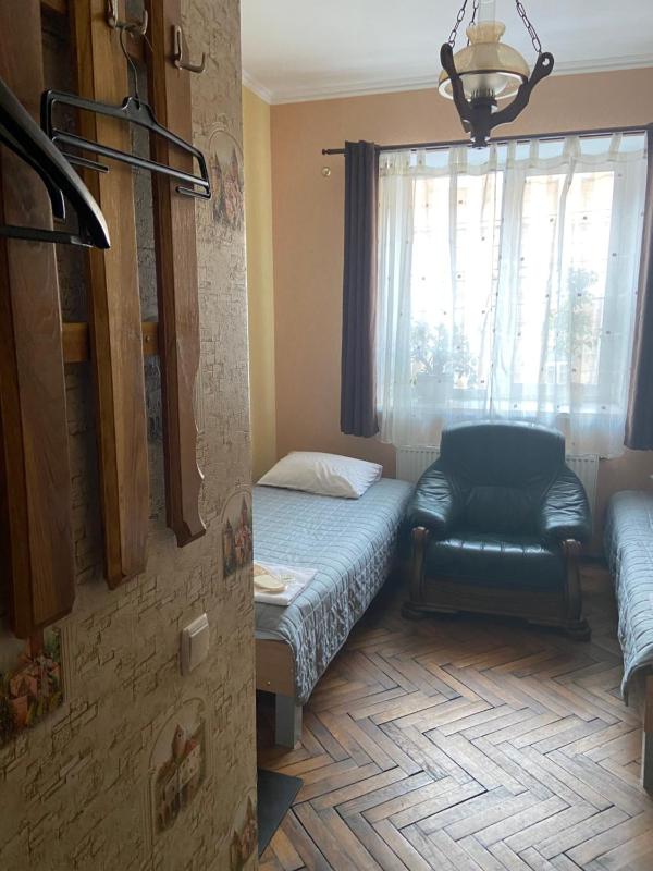 Twin Room with Shared Toilet image 2