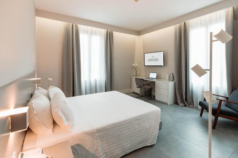 Superior Double or Twin Room image 4