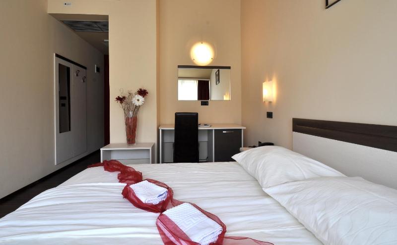 Standard Double Room image 4