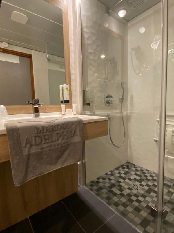 Double Room with Lake View image 4