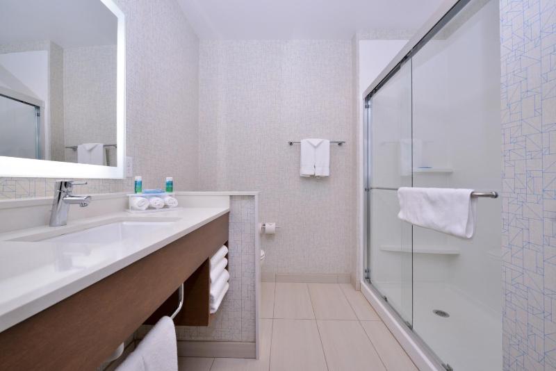 Standard King Room image 4