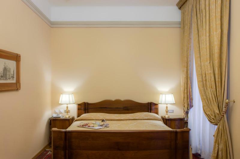 Deluxe Double Room image 3