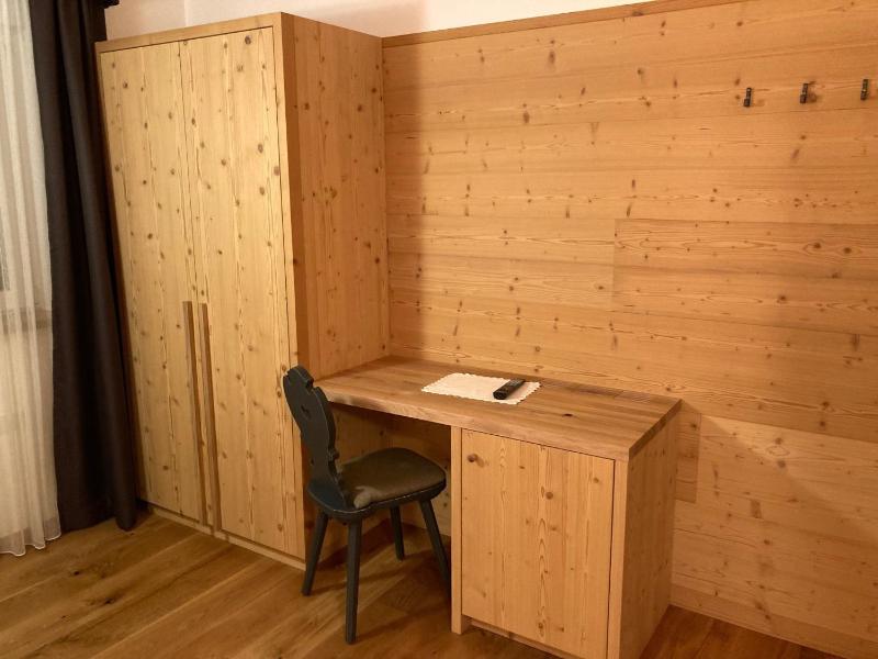 Single Room with Bathroom image 4