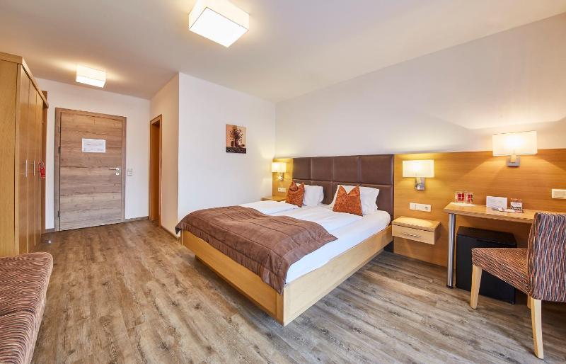 Superior Double Room with Balcony image 3