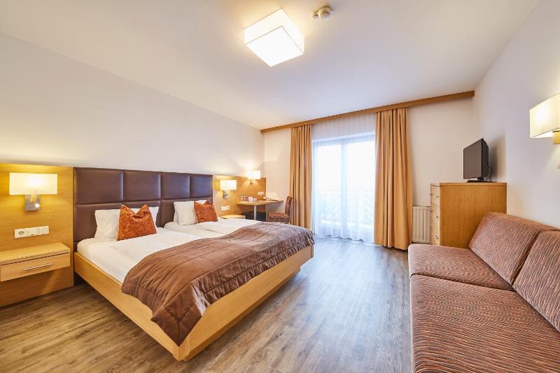Standard Triple Room with Balcony image 3