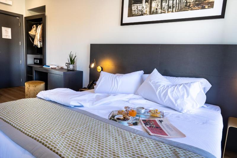 Deluxe Triple Room with Terrace image 4