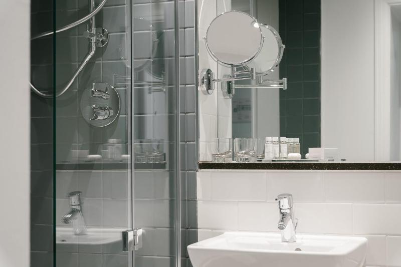 Standard Twin Room image 4