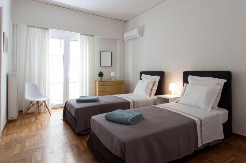2 bdrm apt for up to 6 guests next to Acropolis museum - image 2